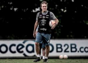 Cuca vibra com Santos, mas lembra medo da morte: 'Penso se é certo estar jogando'