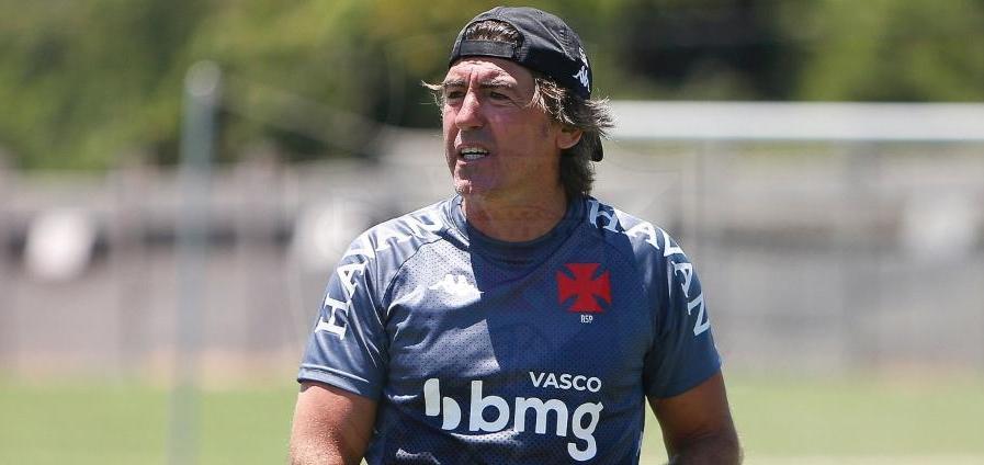“Mochileiro da bola”, ex-técnico do Vasco acerta com clube da Europa