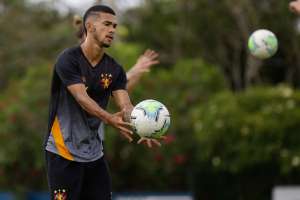 Técnico Jair Ventura, do Sport, aposta na base para jogo contra o Corinthians