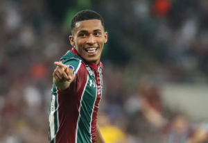 Gigante espanhol avança por joia do Fluminense, que tenta retorno financeiro