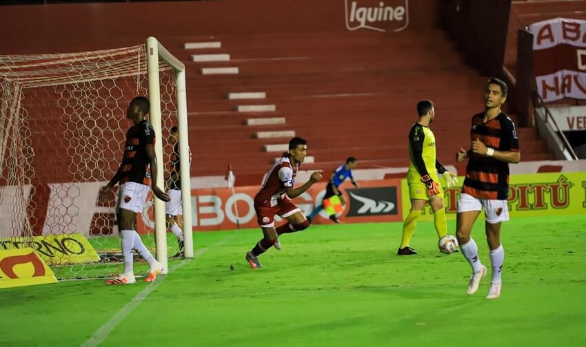 Kieza deixou a sua marca na goleada do Náutico (Foto: Thyago Marques/Náutico)