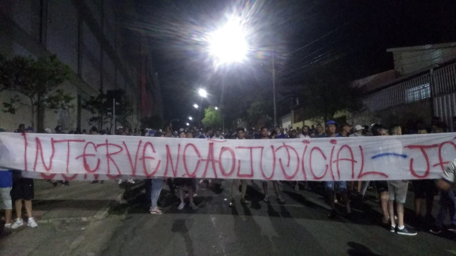 Torcida do Cruzeiro protesta contra dirigentes antes de jogo no Independência