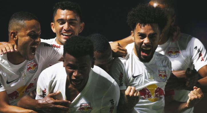 MASSA BRUTA COMEMORA NOVA GOLEADA EM CASA. Foto: Ari Ferreira