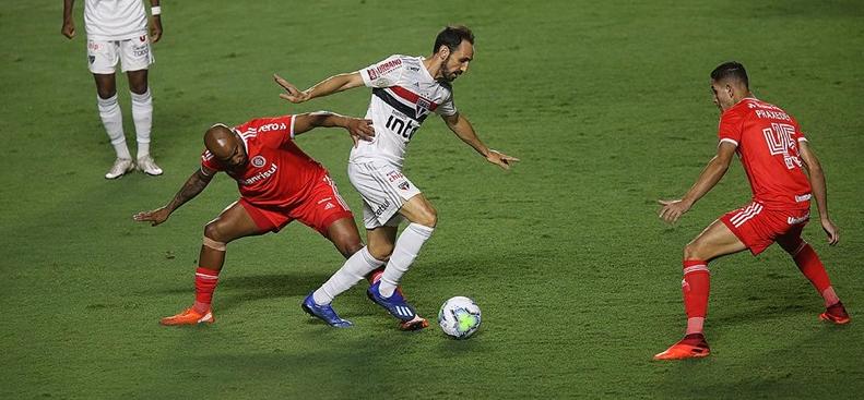 Juanfran admite São Paulo abalado psicologicamente: ‘Cabeça não está boa’