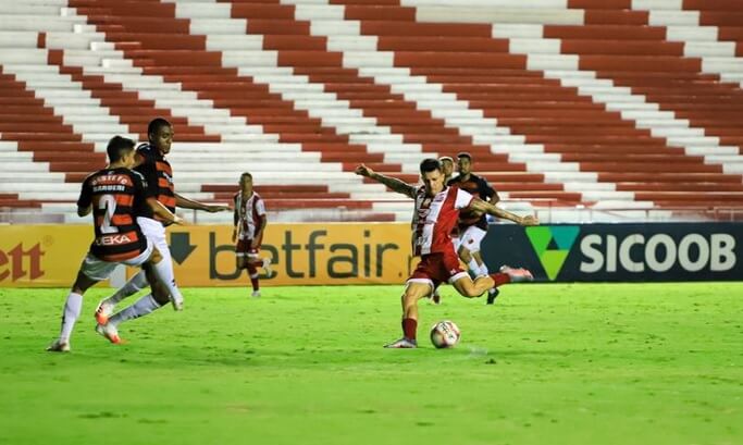 Meia crava permanência do Náutico na Série B com mais uma vitória