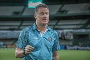 Auxiliar do Coritiba destaca mudança de comportamento, mas lamenta empate