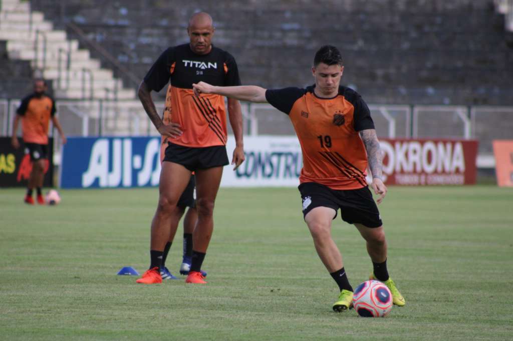 Pedro Peron, à frente, é observado pelo experiente Roger, reforço da Inter para o Paulistão (Foto: Ítalo Gabriel/Inter de Limeira)