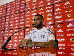 Daniel Alves diz que trabalho de Diniz é 'espetacular': 'A gente ama esse cara'