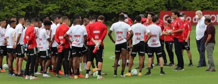 Elenco do São Paulo foi cobrado pelo presidente (Foto: Rubens Chiri/São Paulo)