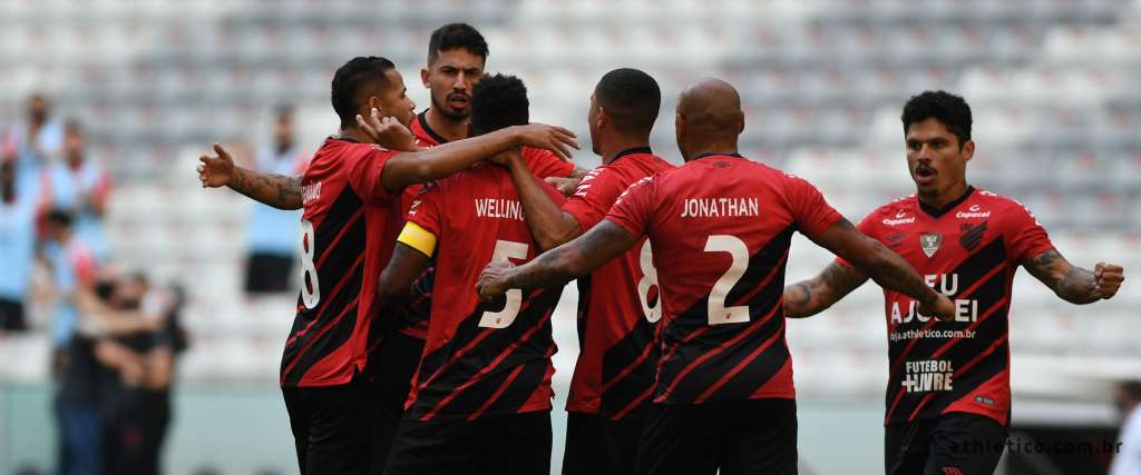 Time do Athletico Paranaense comemorando. Foto: Divulgação/Athletico