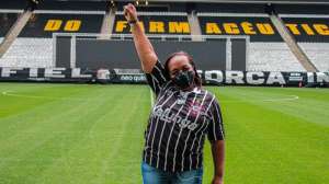 Clube do Brasileirão dá tour em seu estádio e camisa a primeira vacinada no Brasil