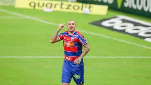 Ex-Ponte Preta chega a marca inédita e ultrapassa Pelé em gols no Brasileirão