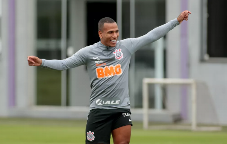 Meia se recupera da Covid-19 e pode reforçar o Corinthians