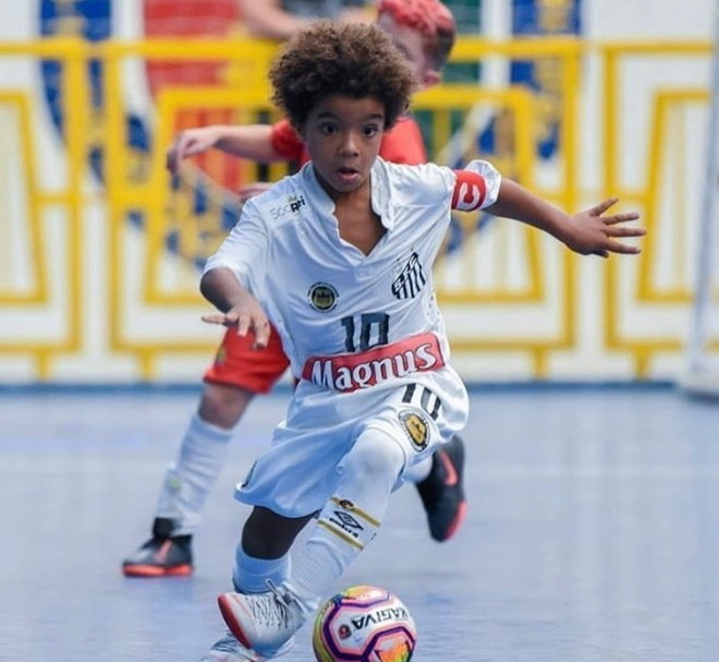 Aos 8 anos, jogador do Santos é o brasileiro mais jovem a assinar com a Nike