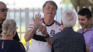Bolsonaro assiste a treinamento do Flamengo em Brasília