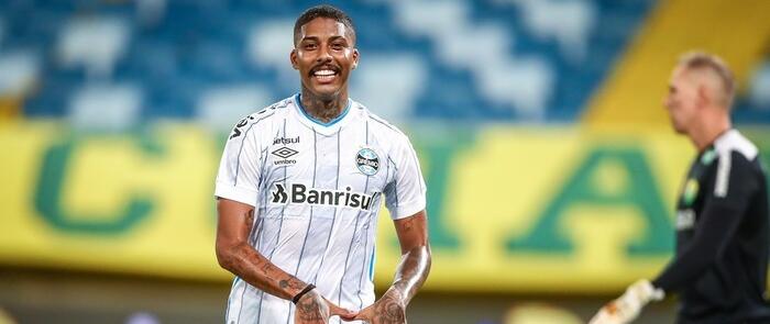 Às vésperas de Gre-Nal decisivo, meia do Grêmio é flagrado curtindo festa