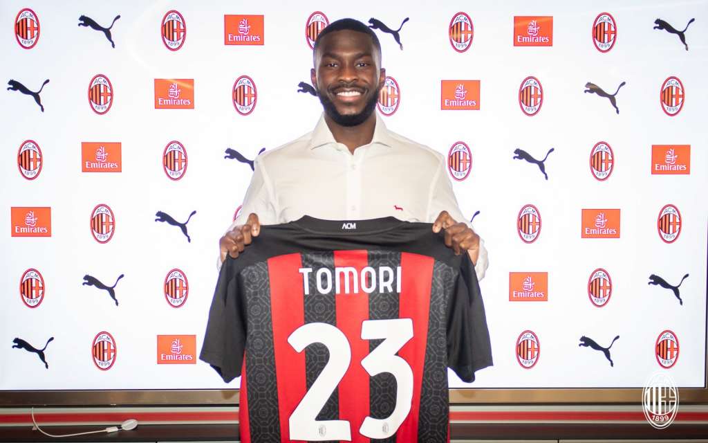 Milan anunciou a contratação do zagueiro Tomori (Foto: Divulgação/Milan)