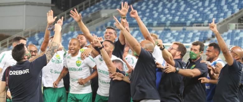 Jogadores festejam acesso antes do jogo contra o Sampaio na Arena Pantanal
