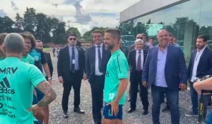 Ao lado de comitiva, Bolsonaro tieta jogadores em treino do Fla; Torcida protesta