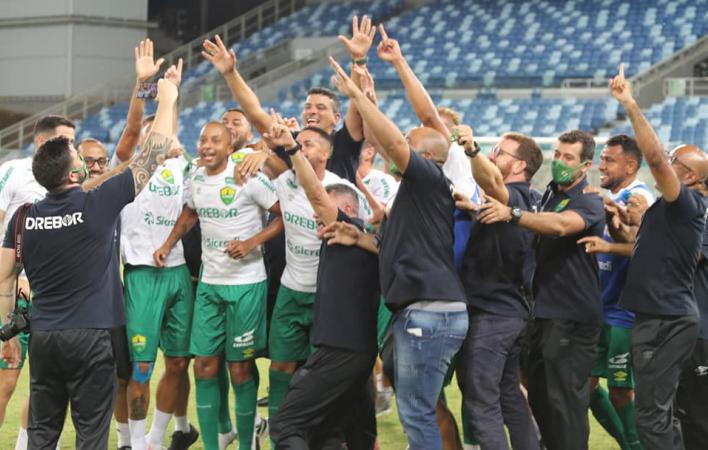 ​ Série B: Meia comemora acesso com o Cuiabá e ano inesquecível no clube