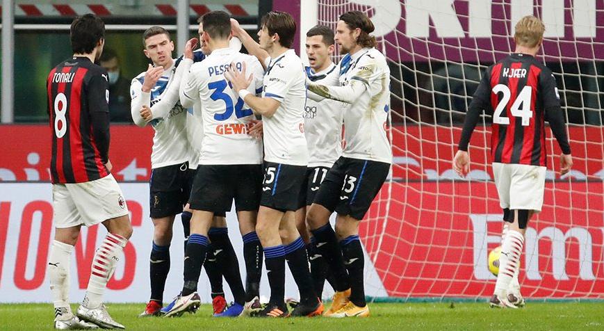 ITALIANO: Milan sofre derrota, mas continua líder graças a empate da Inter de Milão