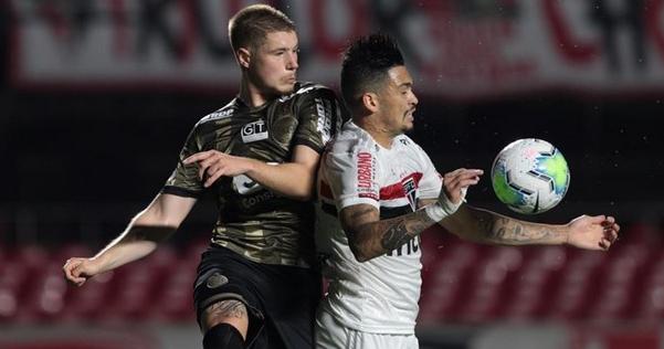 Luciano, à direita, fez 12.º gol pelo Tricolor