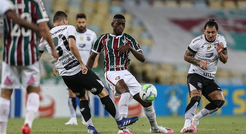 Empurrãozinho no rival. (Foto: Lucas Merçon / Fluminense)