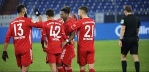 ALEMÃO: Com marca histórica de Lewandowski, Bayern goleia o Schalke e dispara