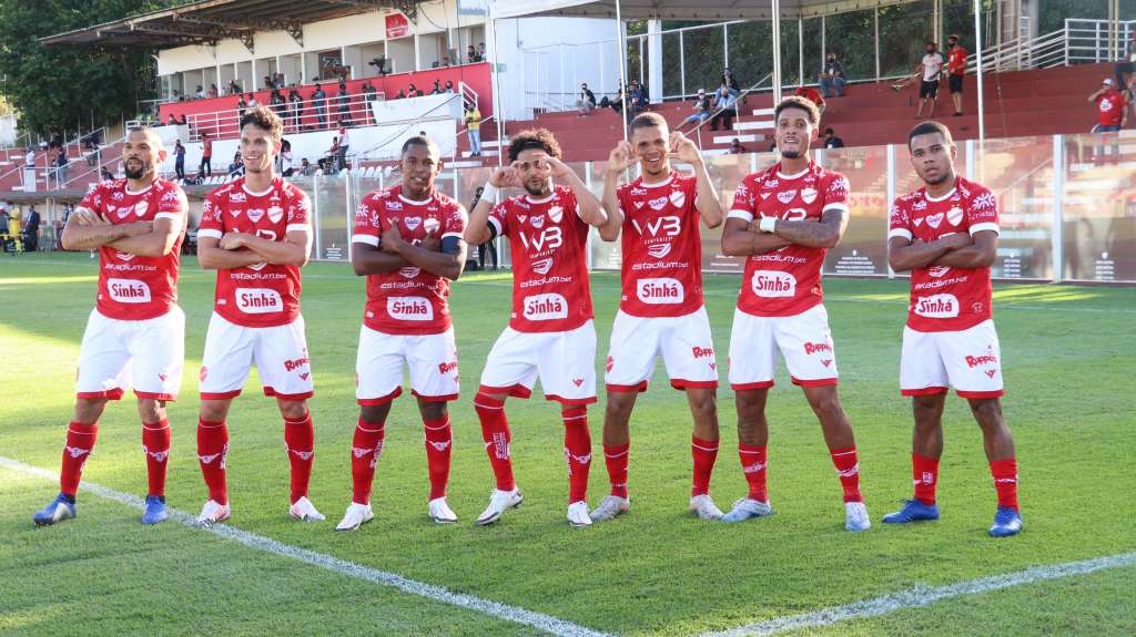 Talles (ao centro) está de saída do Vila Nova