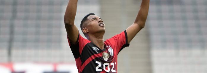 Abner Vinícius abriu o placar para o Athletico-PR - Foto: Robson Mafra/AGIF - Foto: Robson Mafra/AGIF