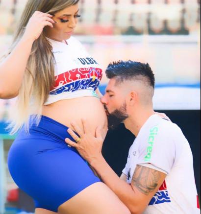 Grupo de esposas de jogadores tenta ajudar mulher que deu à luz em Manaus