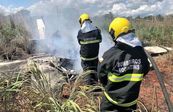 Avião caiu e pegou fogo. (Foto: Reprodução / Corpo de Bombeiros)