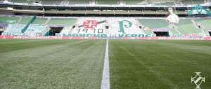 Para agradar organizada, Palmeiras permite bandeira de rival em seu estádio