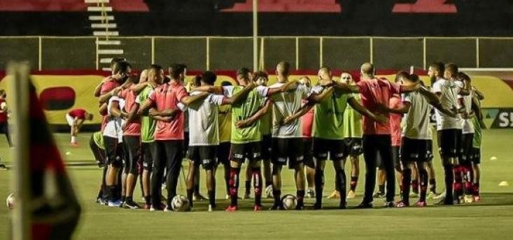 Oração de agradecimento. (Foto: Pietro Carpi / Vitória)