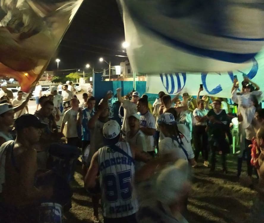 Com fogos e carreata, torcida do Avaí faz festa com queda do Figueirense