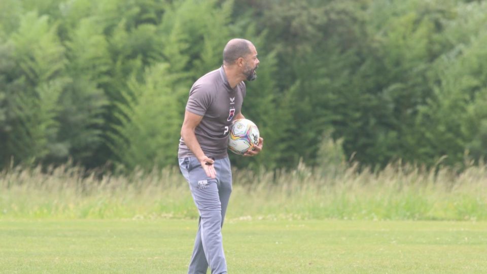 Após queda inédita na Série B, técnico do Paraná admite vergonha