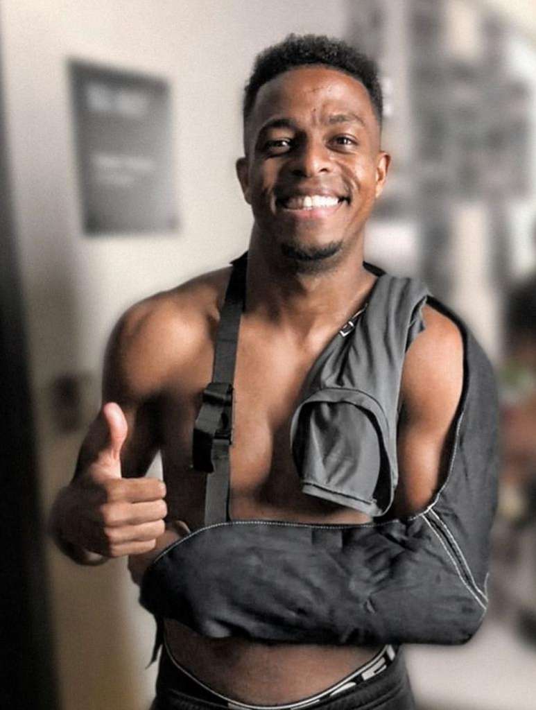 Keno sofreu uma luxação no cotovelo