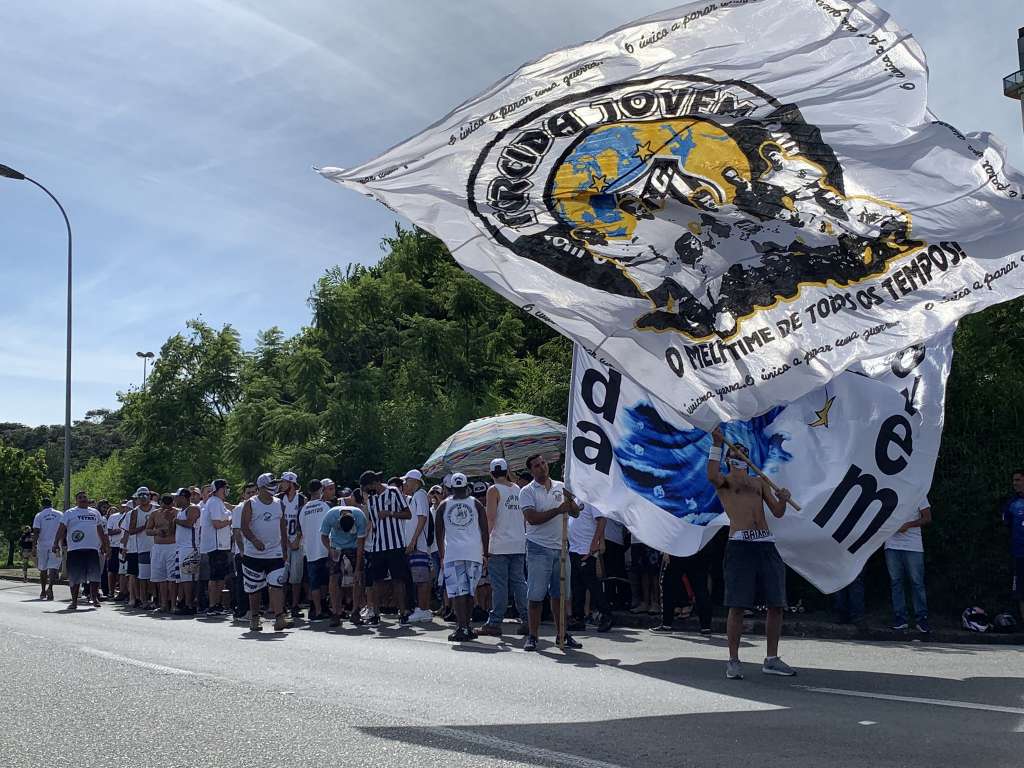 Torcida faz festa no embarque do Santos. Foto: Henrique Toth