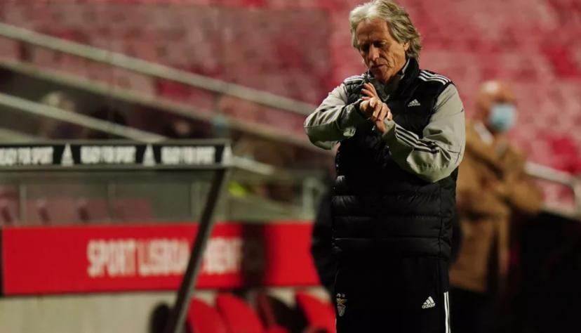 Com suspeita de infecção respiratória, Jorge Jesus passa por exames no Benfica