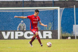 Zagueiro de clube da Série D tem bicicleta furtada e suspeito é identificado em vídeo