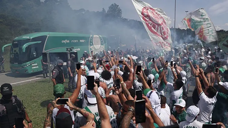 Torcida se aglomera no aeroporto para incentivar Palmeiras antes de viagem ao Rio