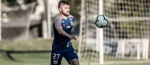 Sasha pede atenção com times que lutam contra o rebaixamento e espera nova chance