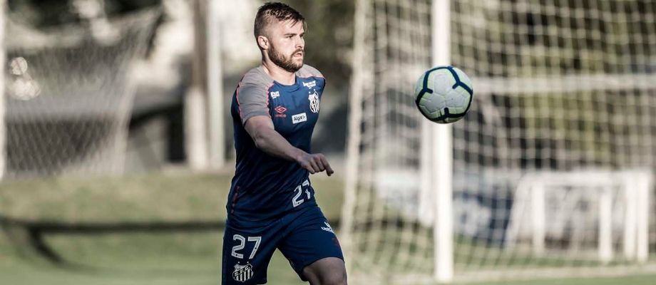 Sasha pede atenção com times que lutam contra o rebaixamento e espera nova chance