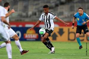 Com ruptura de ligamento no cotovelo, Keno vira baixa no Atlético-MG