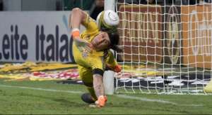 Duas lendas mundiais da posição parabenizam Cássio pelos 500 jogos no Corinthians