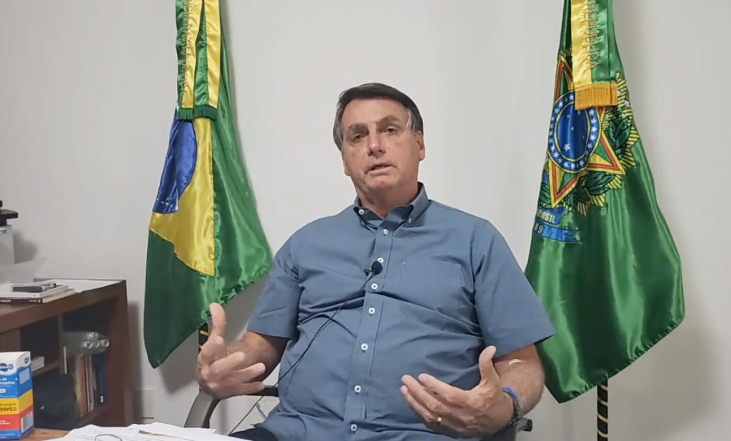 Em live, Bolsonaro pede volta de torcida nos estádios 'o mais cedo possível'