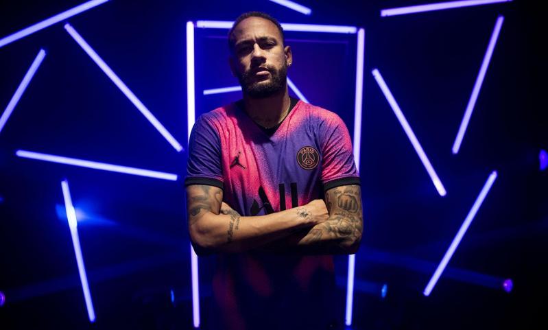 Neymar posou com o novo uniforme do PSG (Foto: Divulgação/PSG)
