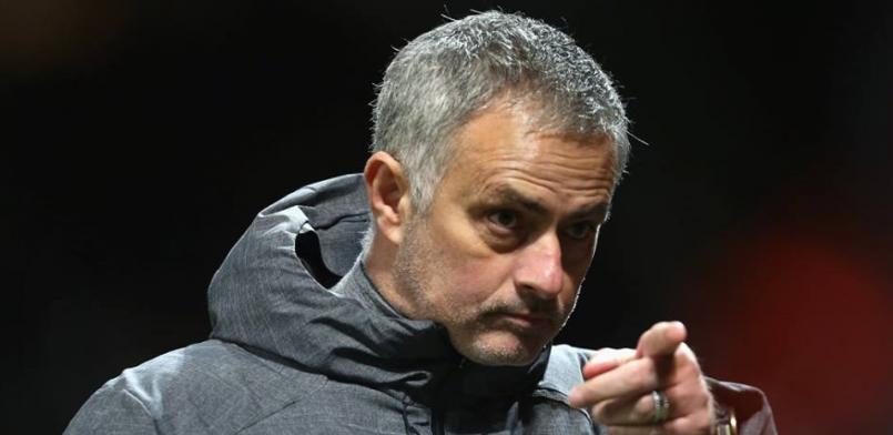 Bravo com Mourinho, jogador do Tottenham deixa estádio antes do fim do jogo