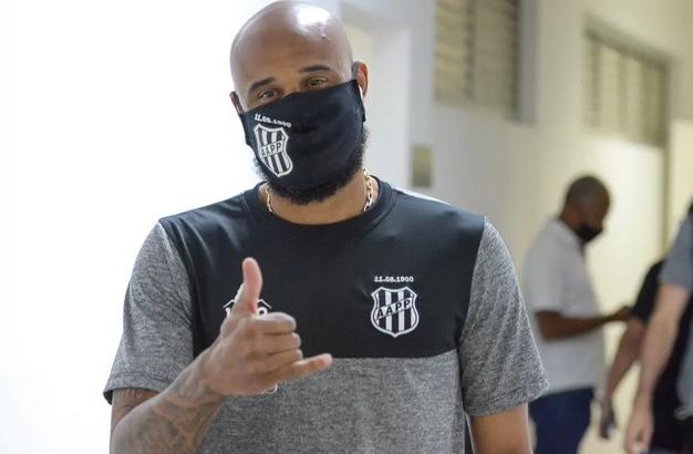 Ponte Preta prorroga contrato com zagueiro após cirurgia na mão