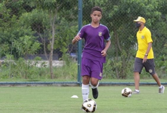 Após vice em torneio internacional, destaque de 13 anos renova com o Retrô-PE